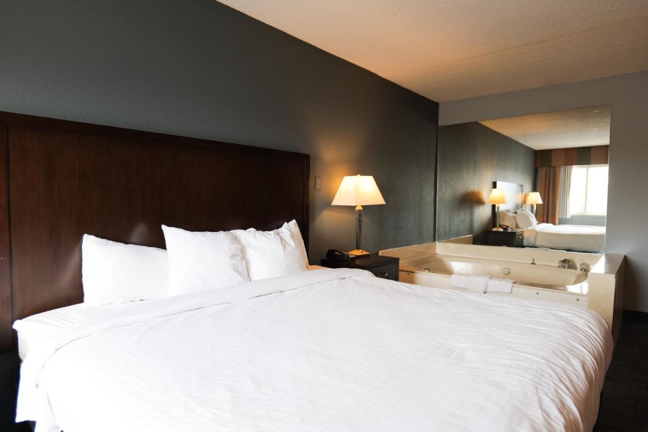 Baymont By Wyndham Flint Airport North Hotel Екстериор снимка