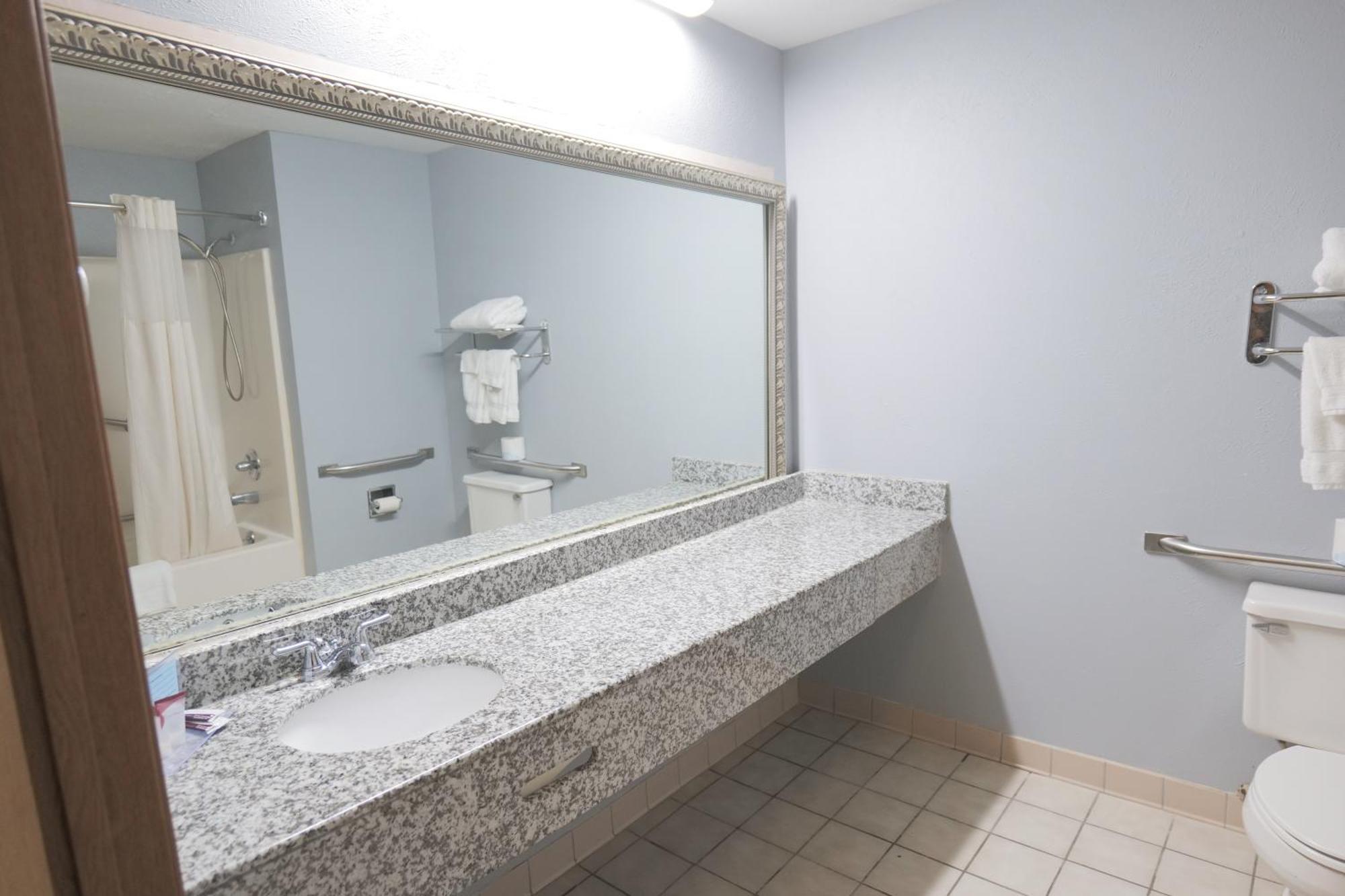 Baymont By Wyndham Flint Airport North Hotel Екстериор снимка