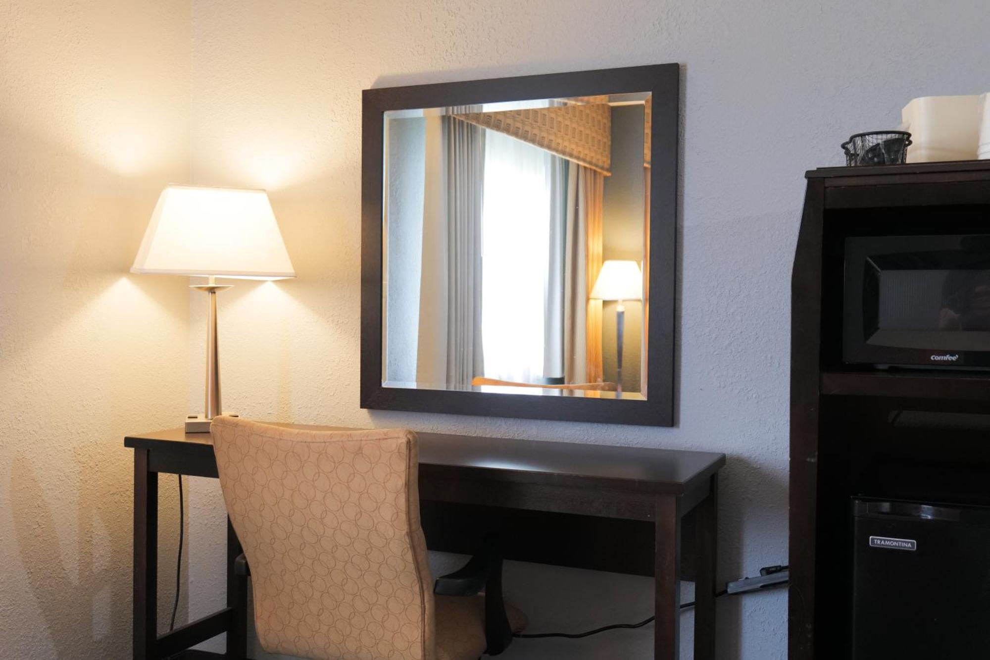 Baymont By Wyndham Flint Airport North Hotel Екстериор снимка