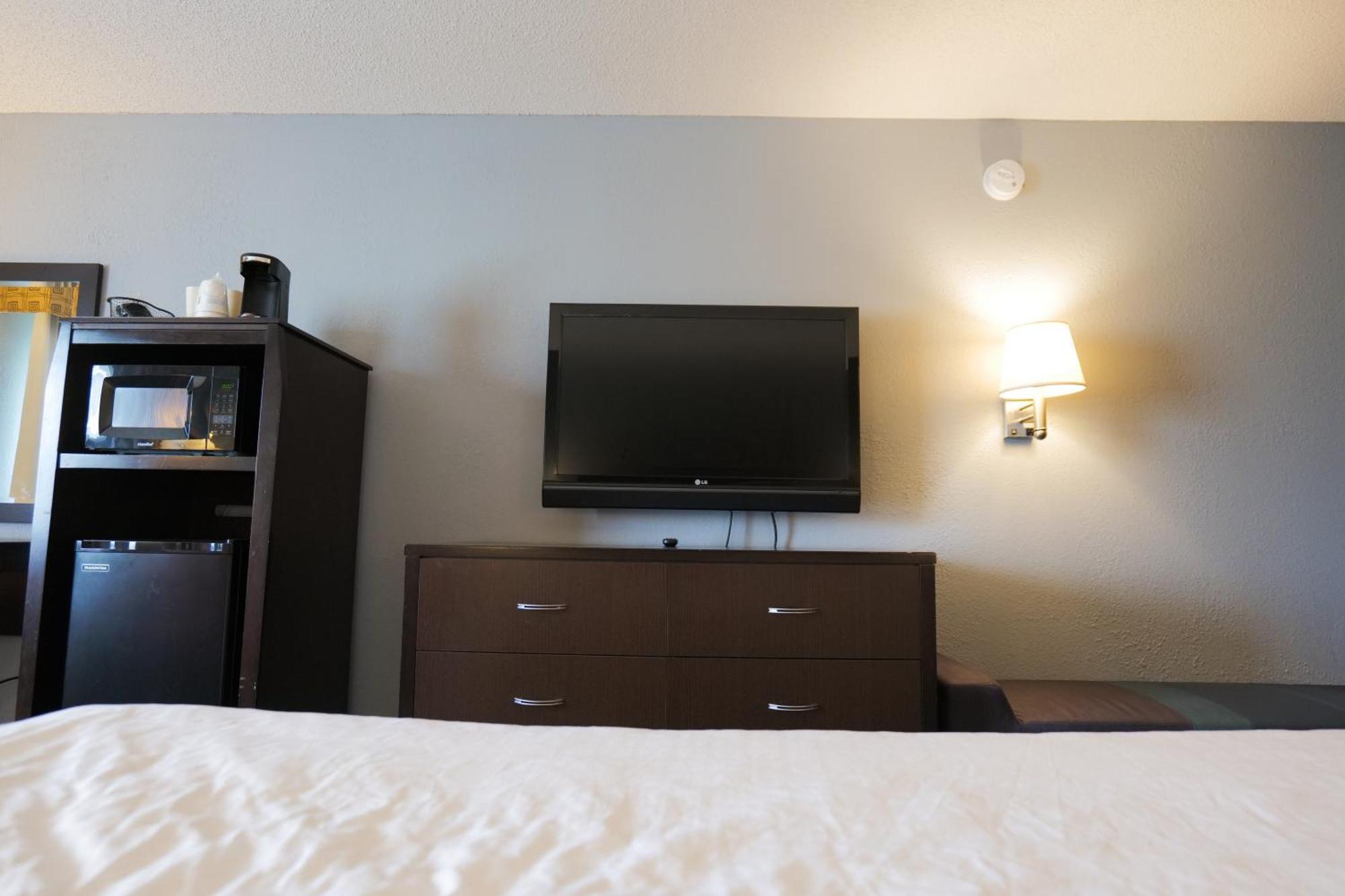 Baymont By Wyndham Flint Airport North Hotel Екстериор снимка