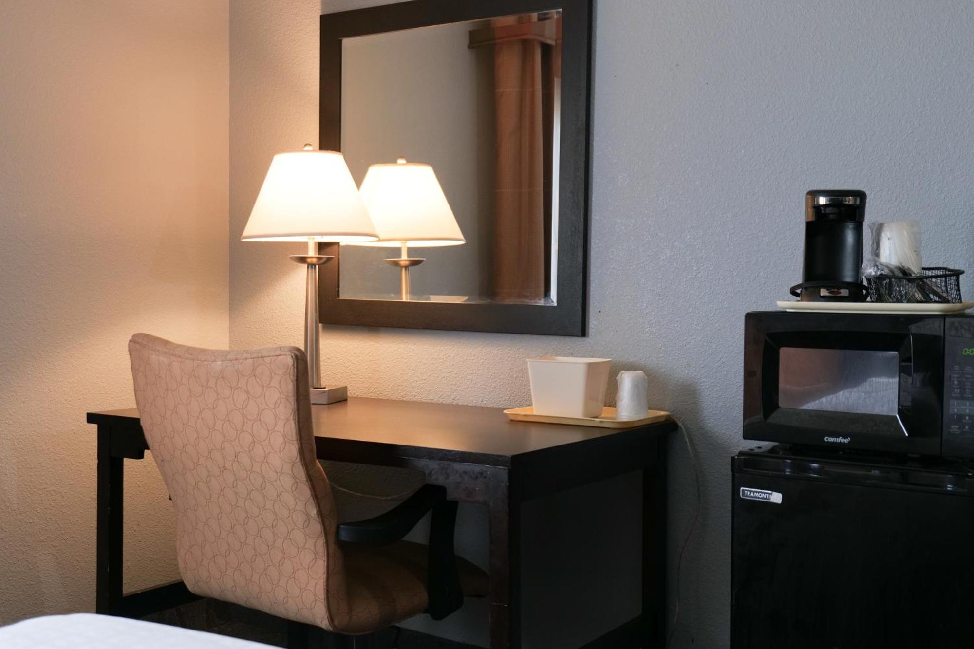 Baymont By Wyndham Flint Airport North Hotel Екстериор снимка