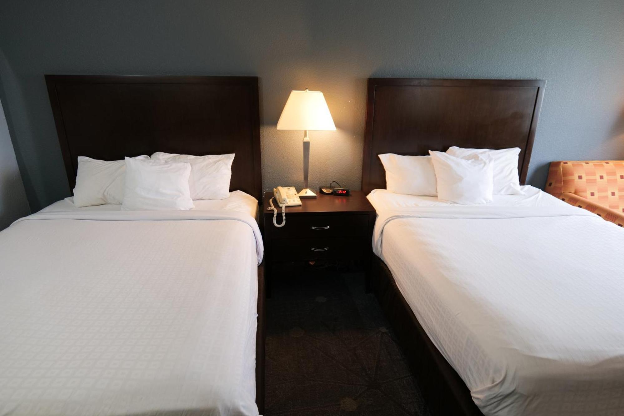 Baymont By Wyndham Flint Airport North Hotel Екстериор снимка