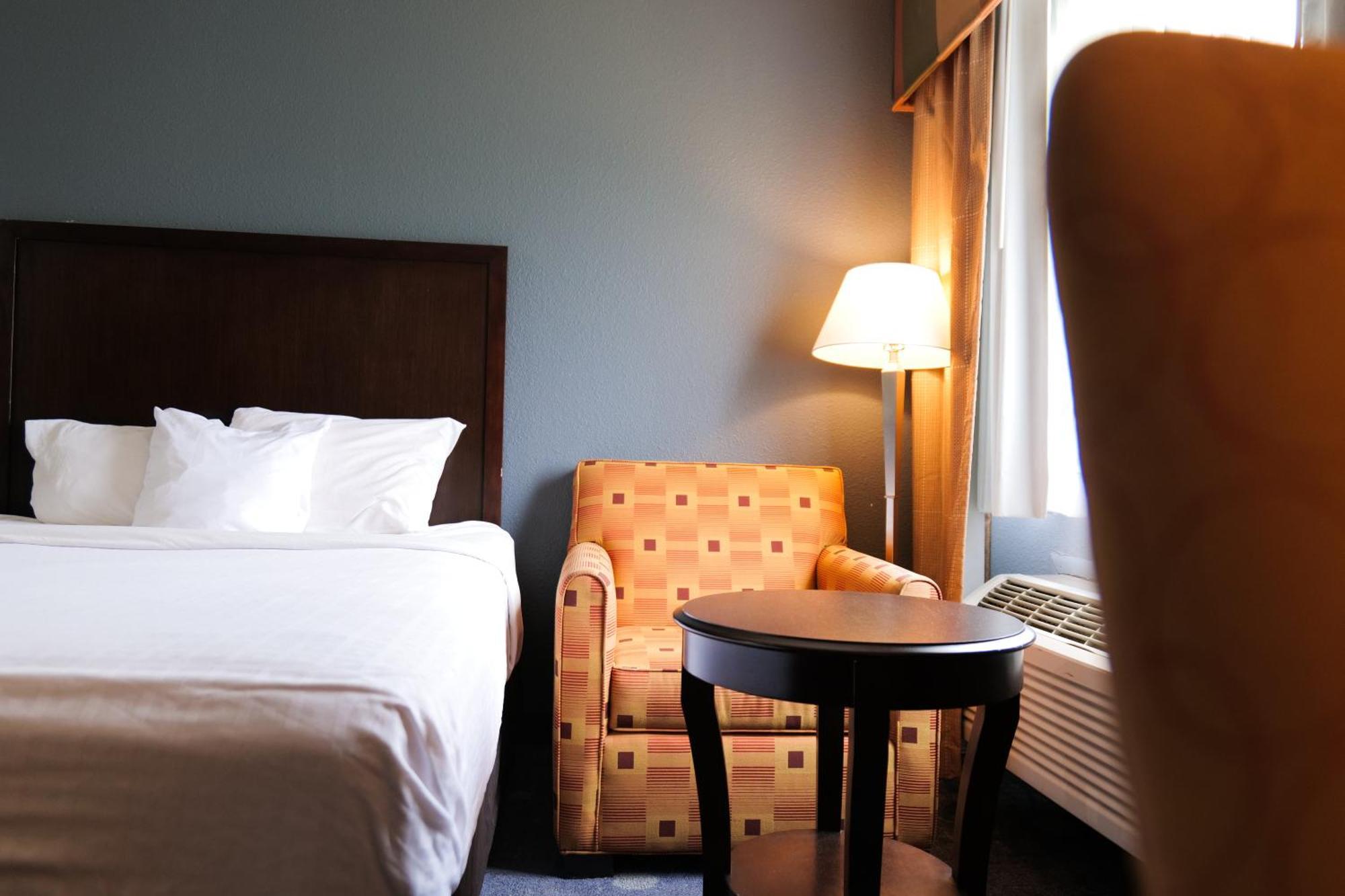 Baymont By Wyndham Flint Airport North Hotel Екстериор снимка
