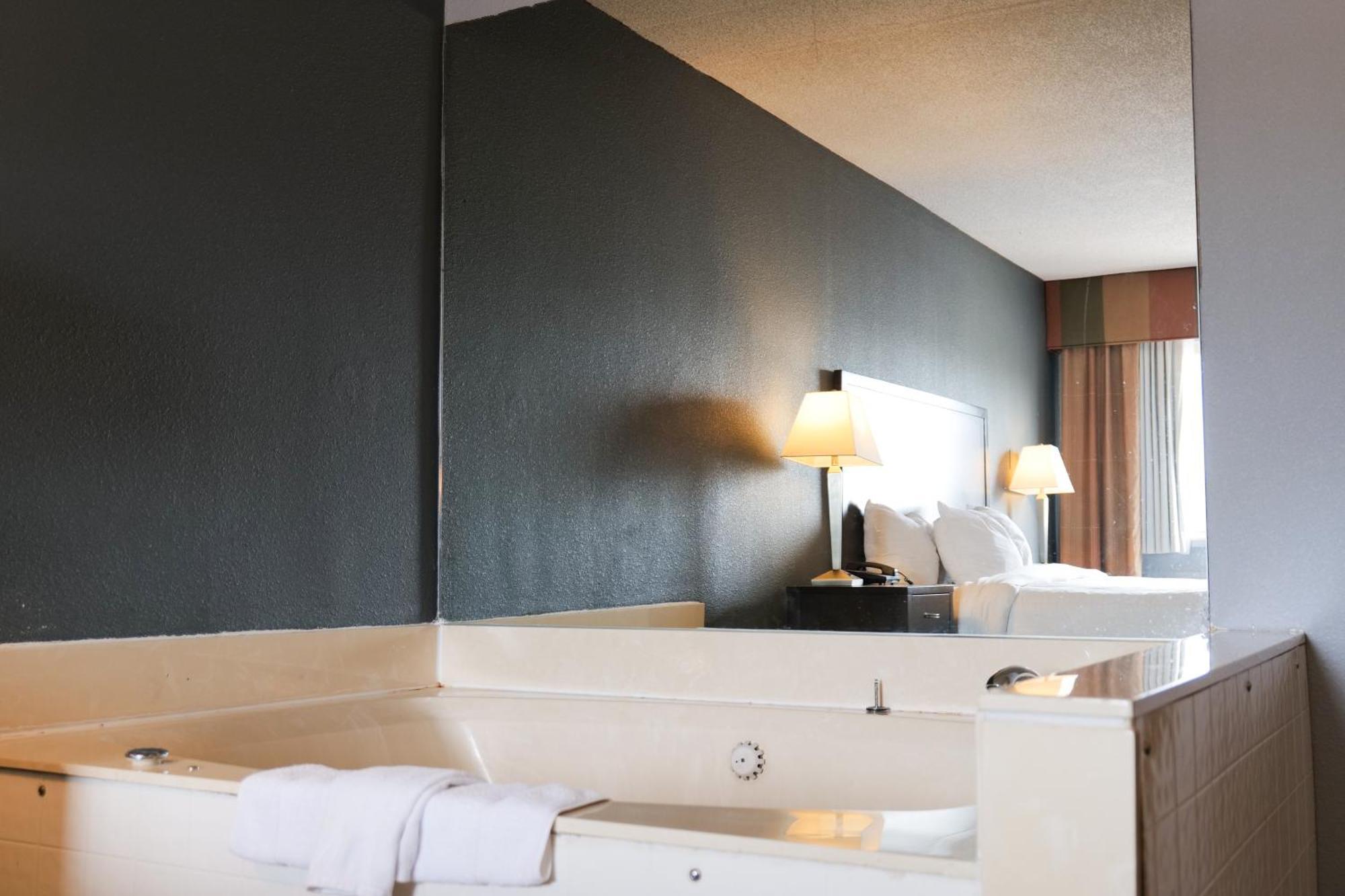 Baymont By Wyndham Flint Airport North Hotel Екстериор снимка