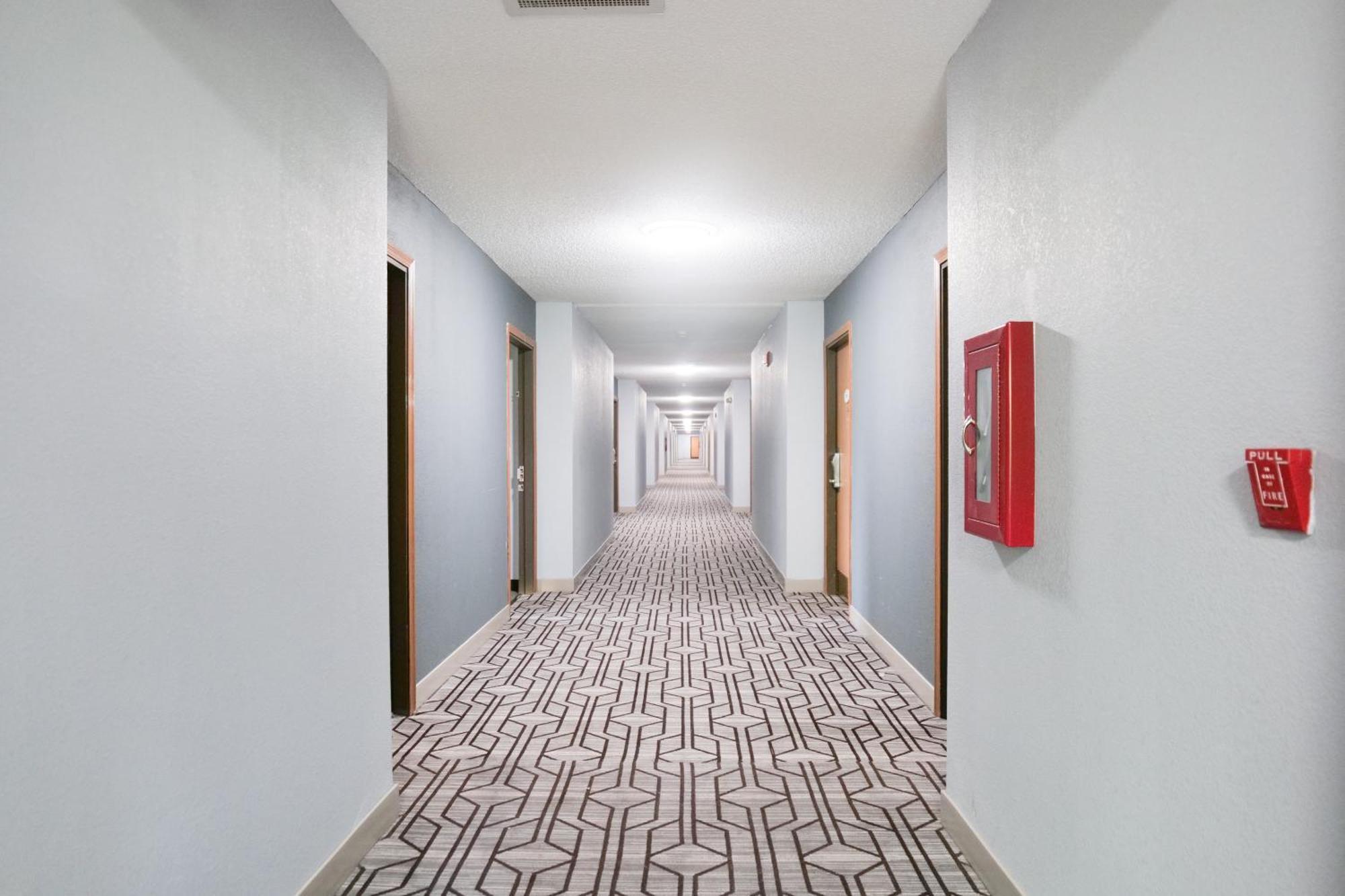 Baymont By Wyndham Flint Airport North Hotel Екстериор снимка