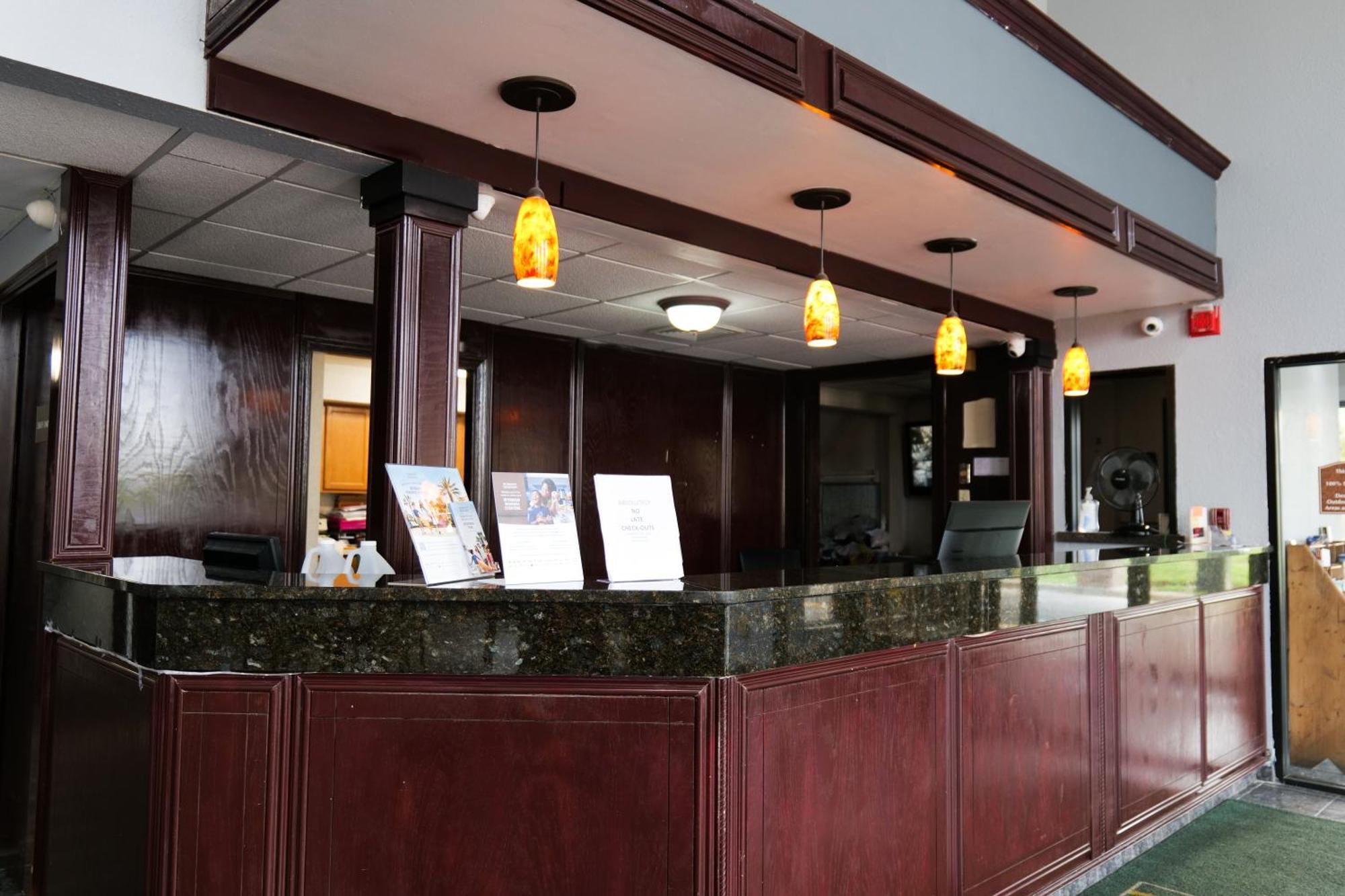 Baymont By Wyndham Flint Airport North Hotel Екстериор снимка