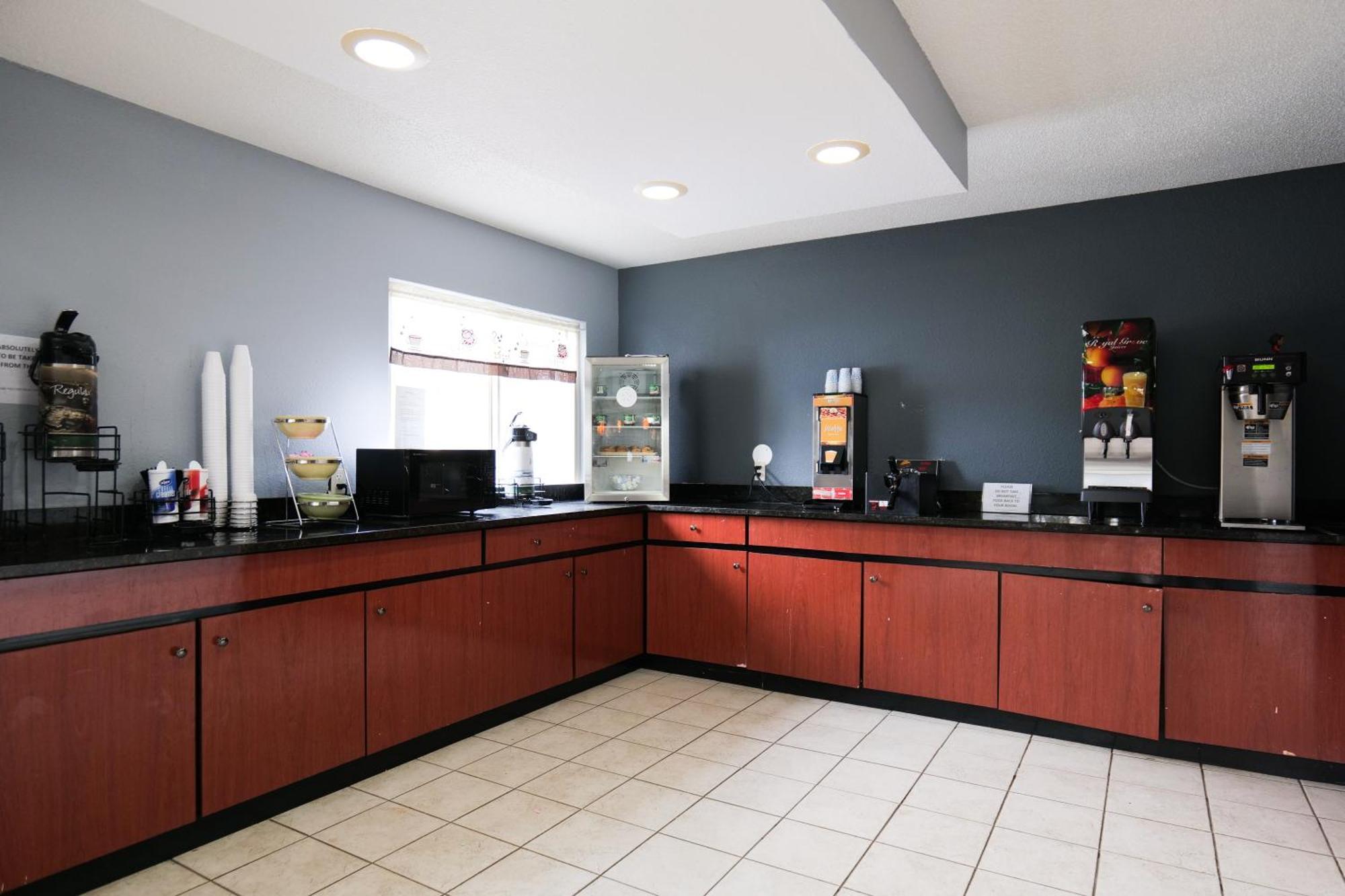 Baymont By Wyndham Flint Airport North Hotel Екстериор снимка