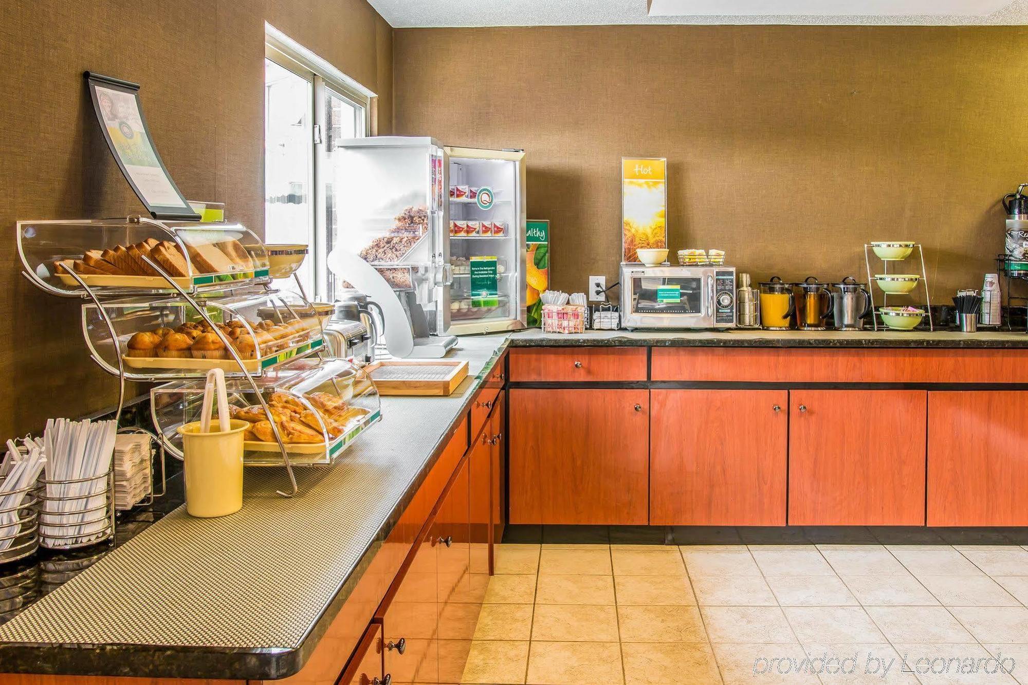 Baymont By Wyndham Flint Airport North Hotel Екстериор снимка