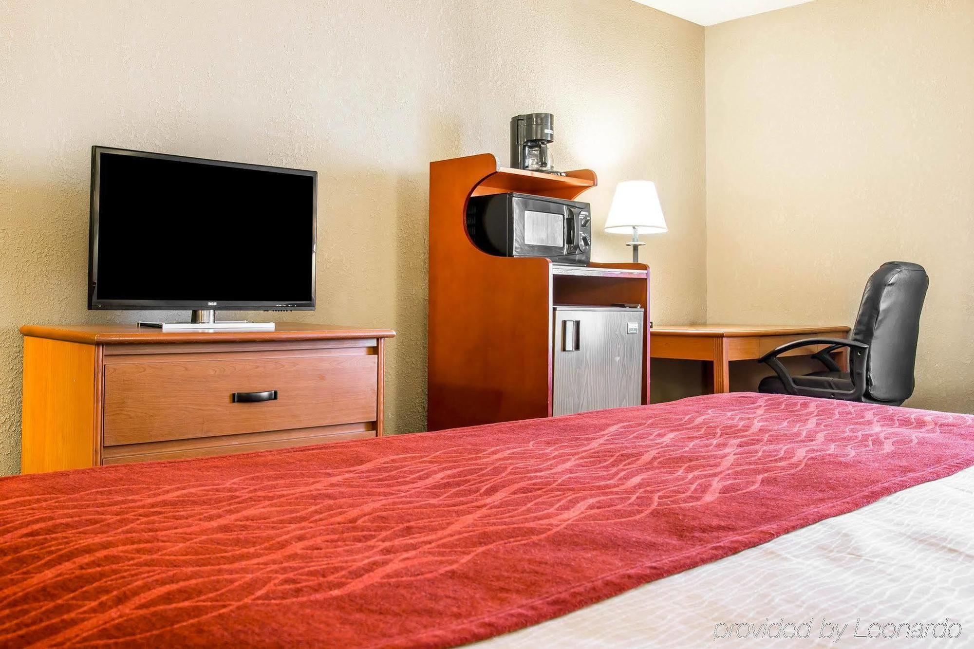 Baymont By Wyndham Flint Airport North Hotel Екстериор снимка