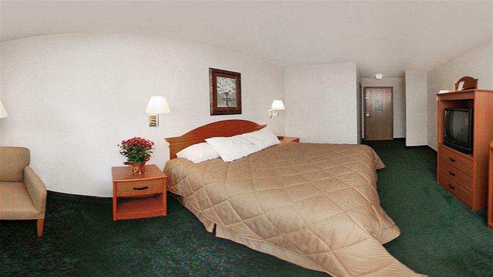 Baymont By Wyndham Flint Airport North Hotel Екстериор снимка